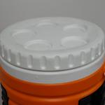 useful 5 cup holder built into the lid